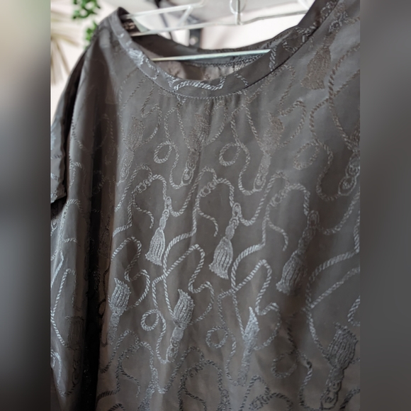 Large black patterned top - Picture 2 of 2